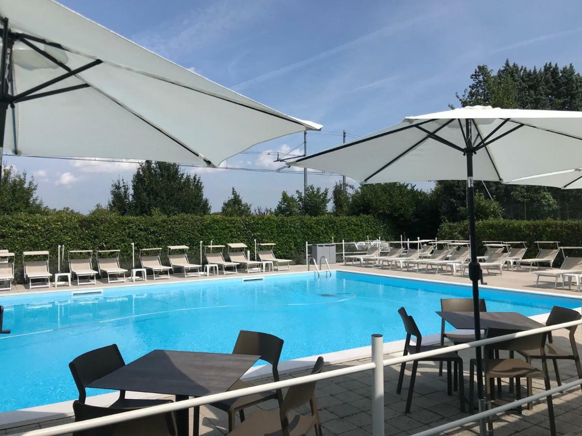 The Riverside Suite Мира Екстериор снимка