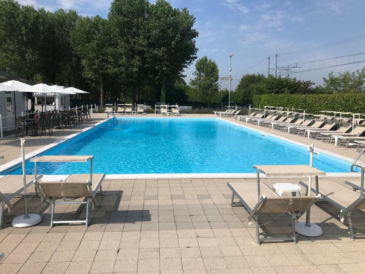 The Riverside Suite Мира Екстериор снимка